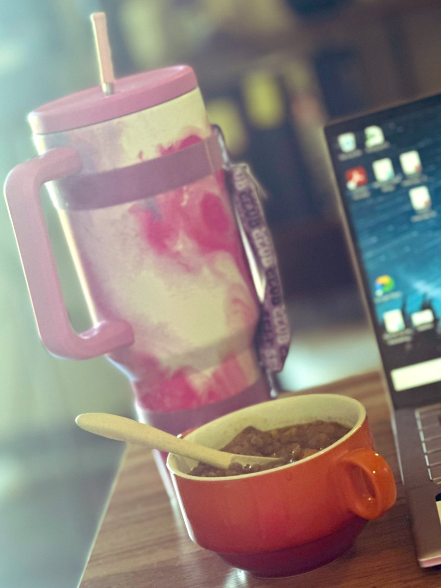 VennieKocsis's tweet image. WFH flow includes big H20 &amp;amp; a warm cup of homemade soup. 

💧🥣

#writerslife #WriterCommunity