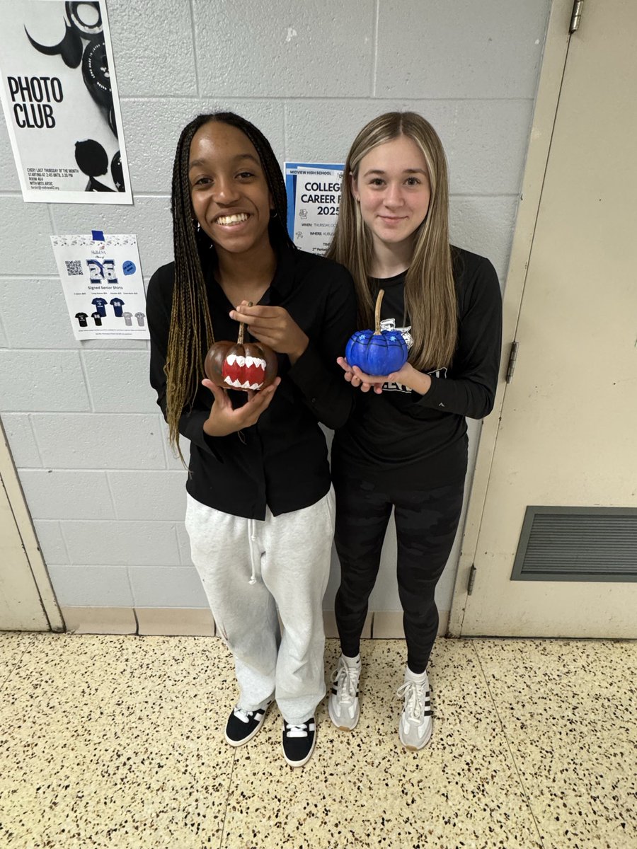 A little fall team bonding this afternoon with this crew!!👩‍🎨🎨