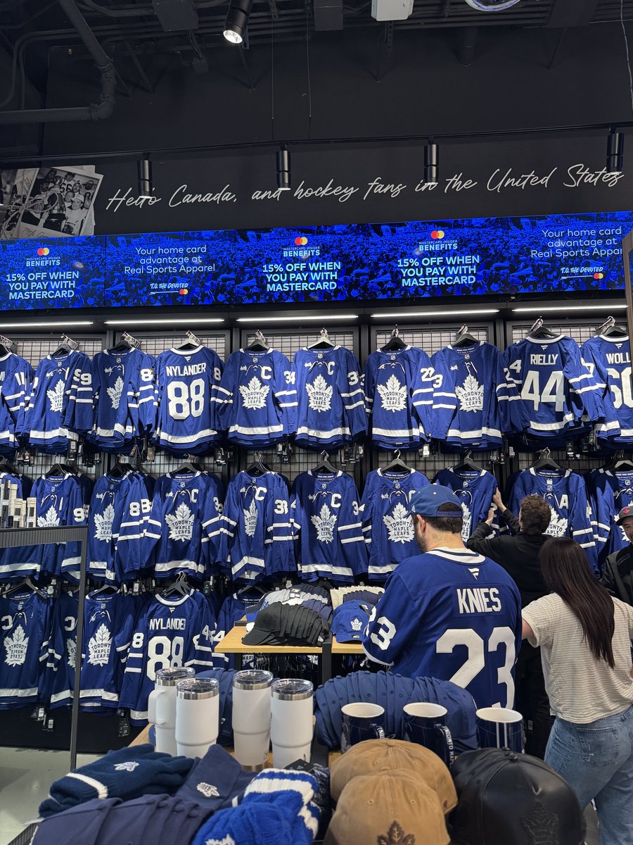 LeafsPapi_'s tweet image. At the leafs team store and they’re already sold out of Marner jerseys 👎🏼