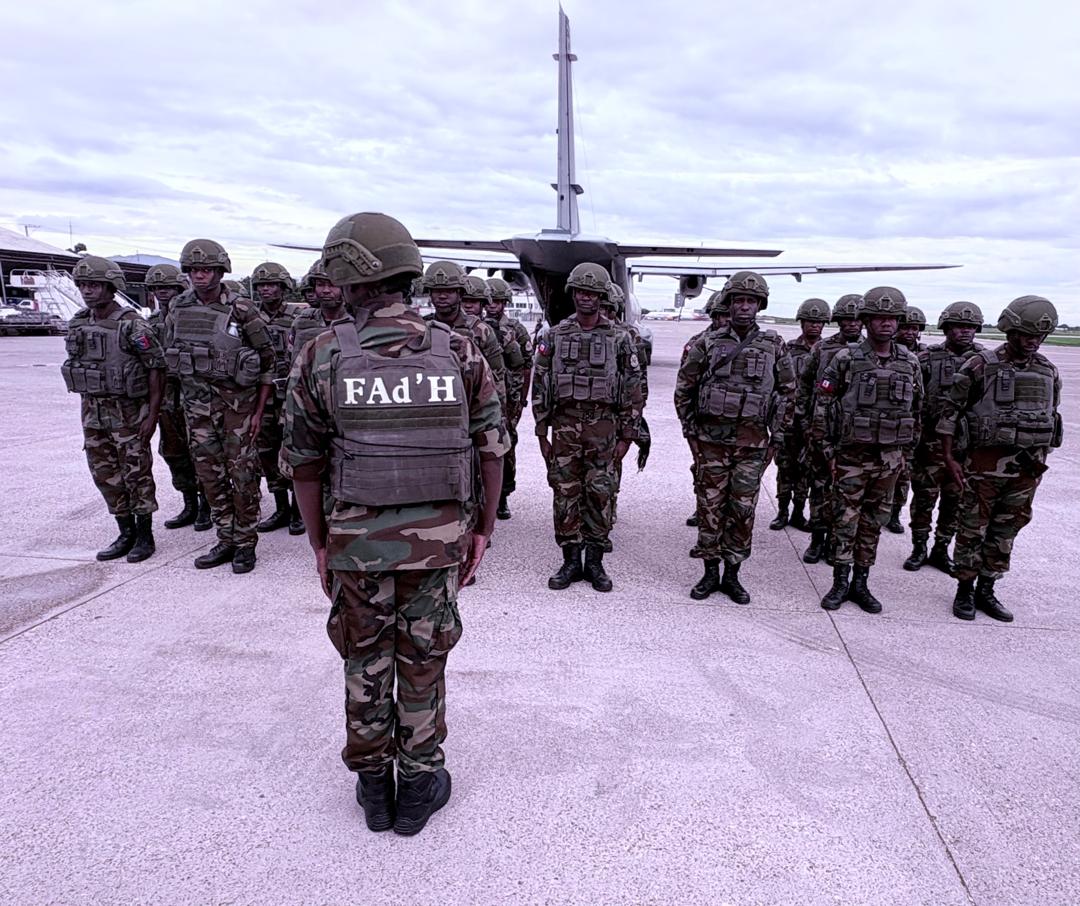 FRCaraibes_Def's tweet image. 🇫🇷🇭🇹 En Haïti pour échanger sur la coopération militaire entre la 🇫🇷 et 🇭🇹.
Rencontre avec le général Derby Guerrier et le ministre Jean-Michel Moïse, aux côtés de l’ambassadeur Antoine Michon.
🤝 Avec les @ForcesAntilles et le 33e RIMa, pour la sécurité et la stabilité régionale