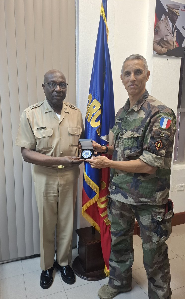 FRCaraibes_Def's tweet image. 🇫🇷🇭🇹 En Haïti pour échanger sur la coopération militaire entre la 🇫🇷 et 🇭🇹.
Rencontre avec le général Derby Guerrier et le ministre Jean-Michel Moïse, aux côtés de l’ambassadeur Antoine Michon.
🤝 Avec les @ForcesAntilles et le 33e RIMa, pour la sécurité et la stabilité régionale