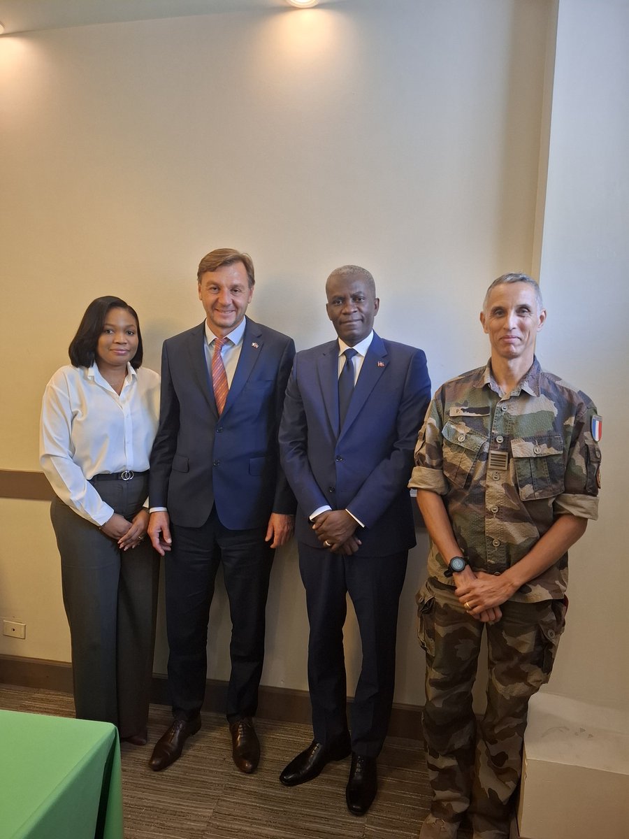 FRCaraibes_Def's tweet image. 🇫🇷🇭🇹 En Haïti pour échanger sur la coopération militaire entre la 🇫🇷 et 🇭🇹.
Rencontre avec le général Derby Guerrier et le ministre Jean-Michel Moïse, aux côtés de l’ambassadeur Antoine Michon.
🤝 Avec les @ForcesAntilles et le 33e RIMa, pour la sécurité et la stabilité régionale