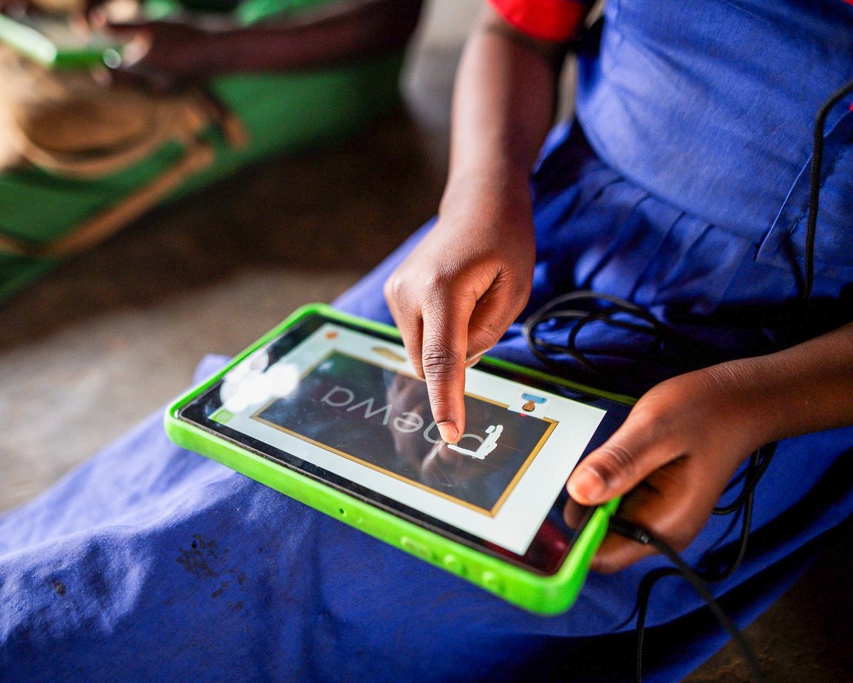 GPforEducation's tweet image. Le #Malawi, avec le soutien du GPE et de @Literacy_Now1, déploie un programme national d&apos;apprentissage sur tablettes.

Alimentées à l&apos;énergie solaire, les tablettes sont un atout unique pour les salles de classes aux effectifs pléthoriques.

 🔗 g.pe/kSqa50X85uz