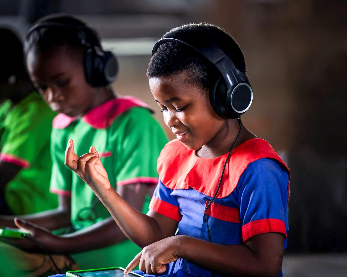GPforEducation's tweet image. Le #Malawi, avec le soutien du GPE et de @Literacy_Now1, déploie un programme national d&apos;apprentissage sur tablettes.

Alimentées à l&apos;énergie solaire, les tablettes sont un atout unique pour les salles de classes aux effectifs pléthoriques.

 🔗 g.pe/kSqa50X85uz
