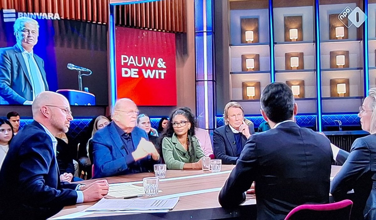JanOoms9's tweet image. #Jetten krijgt zendtijd voor politieke partijen van #TimdeWit. 
Wat een aanfluiting is die man als kritische  presentator. 

#PauwendeWit