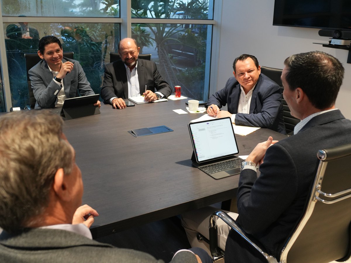 huachodiazmena's tweet photo. Desde Miami, presentamos ante líderes globales de la Asociación de Cruceros de Florida y el Caribe (FCCA) nuestra visión de Yucatán como un socio confiable, moderno y competitivo en el Caribe, promoviendo la llegada a Progreso de más navieras con quienes sostendremos reuniones hoy y mañana.

Con la ampliación y modernización del Puerto de Altura de Progreso, seguimos consolidando a Yucatán como el nuevo centro logístico y turístico del sureste de México.