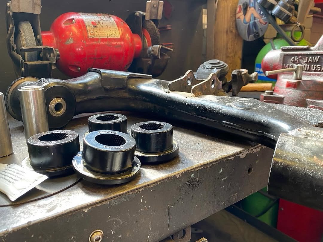 We know how hard your old bushes are to get out…

So we make almost all of our new ones halved to make them easier to get in… 😏👌

💜💛🔧🛞