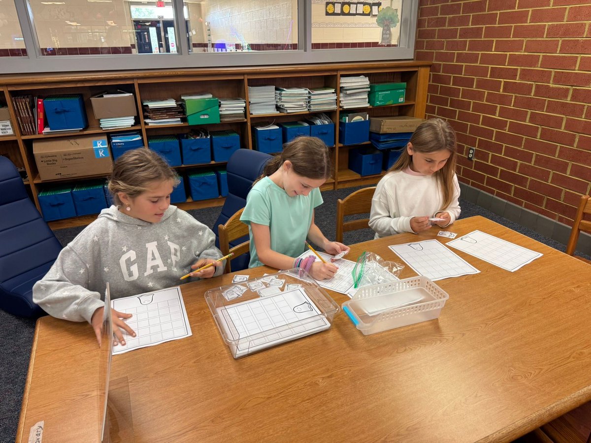 MrsLibraryLady8's tweet image. This fall, we've been honing our research skills in class, and students are still enthusiastic about the variety of centers they can enjoy once they complete their tasks. #FallLearning #StudentEngagement