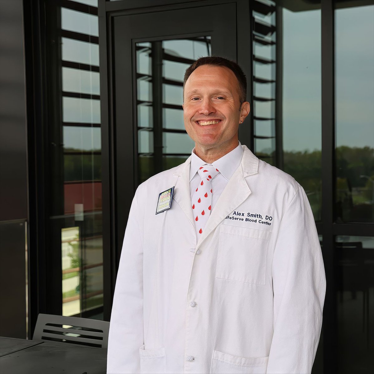 LifeServe's Dedicated Medical Director!

Dr. Smith oversees blood donation, product testing, therapeutic apheresis, and cellular therapy. He also provides education on transfusion-related topics. We appreciate everything he does for patients, communities, and hospitals.