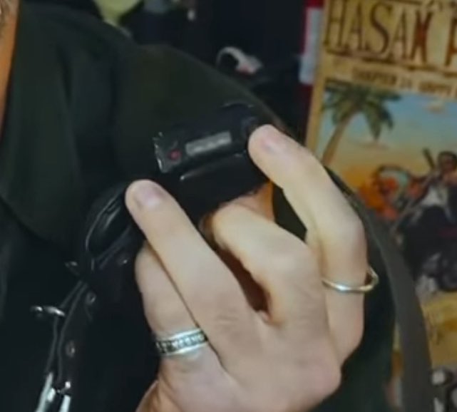 Zaofu4's tweet photo. @MrSneakySean @iloveairbagged Also no his hand doesn’t even cover it and is a flat base not even taped up https://t.co/pUqySIl6oS