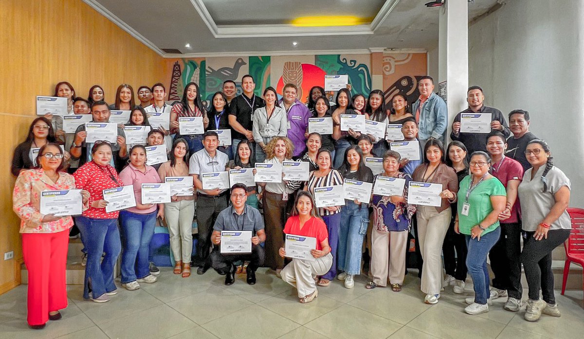 DPS_LosRios's tweet photo. #SantaElena | Como parte de los compromisos establecidos en el Convenio de Cooperación Interinstitucional entre la Prefectura y @Salud_Ec, se realizó el acto simbólico de entrega de 📜 certificados de participación a los técnicos territoriales del Gobierno Provincial. https://t.co/bv6l5wJ9jS