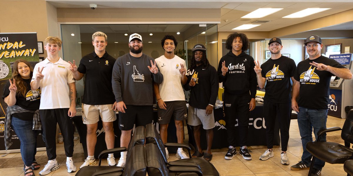p1fcu's tweet image. Our 2025 @Idaho_Vandals poster signing event on Saturday was a ton of fun and got us even more hyped for Homecoming! Best of luck in the Dome this weekend, @VandalFootball. ✌️🆙

@WoodJ03 @MMCLAIN88 @NateAzzo @haydenjohn21 @nolimiteli21 @EmmersonCortez