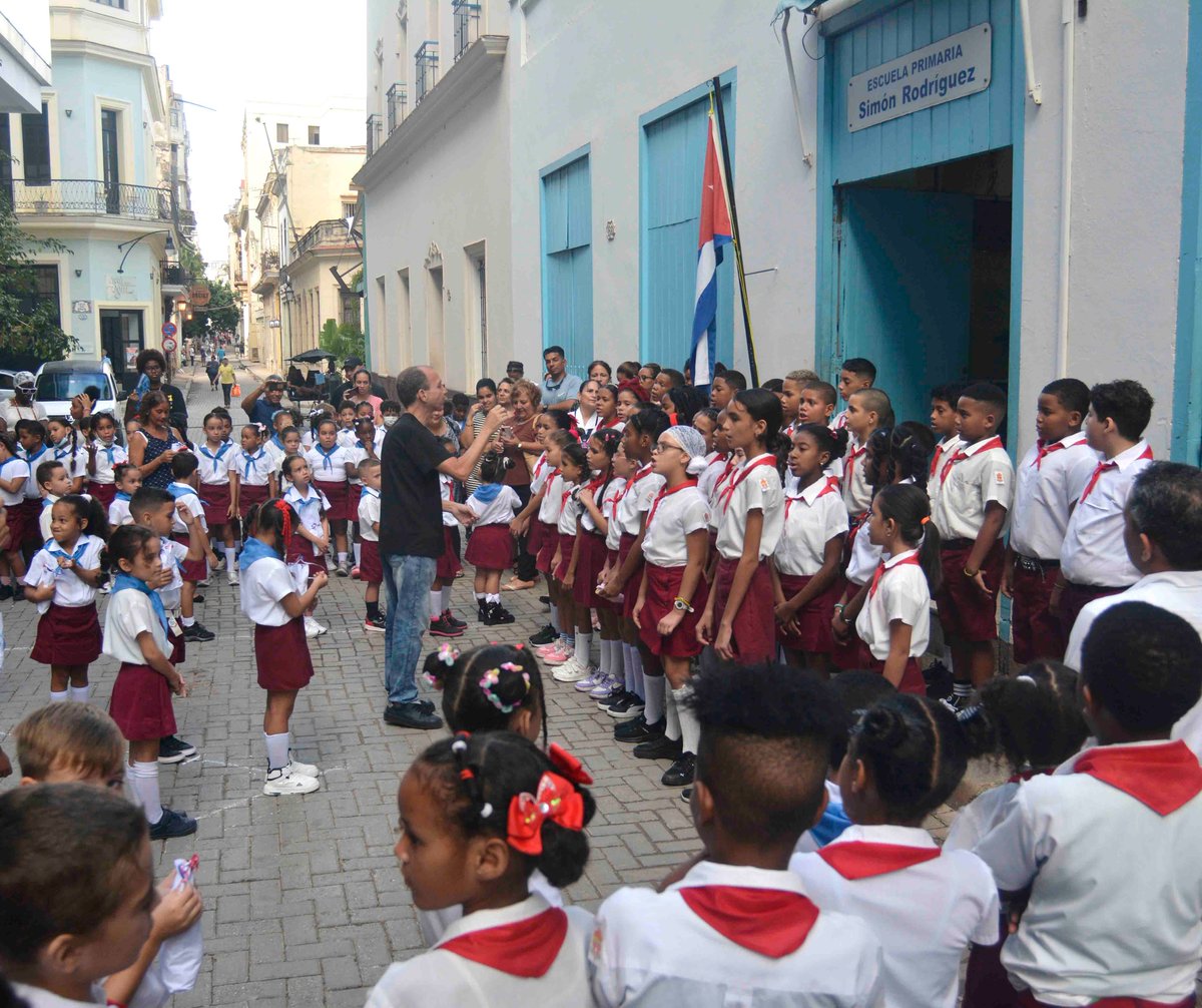 CUBA - Homenaje a #CheGuevara cada 8 octubre
<a href="/DiazCanelB/">Miguel Díaz-Canel Bermúdez</a> <a href="/DPEHolguin/">Dirección General de Educación Provincia Holguín</a> <a href="/EducaMaya/">DPE Mayabeque</a> <a href="/EduCienfuegos1/">DPECienfuegos</a> <a href="/DPELasTunas/">Educación Provincial Las Tunas</a> <a href="/direccion_minas/">Dirección General de Educación Minas - Camagüey</a> <a href="/DireccionGuane/">Direccion Municipal Educacion Guane, Pinar del Rio</a> <a href="/DmeBaragua/">DmeBaraguaCiegodeAvilaCuba</a> <a href="/c_chibas/">Primaria Eduardo René, Yateras, Guantánamo, Cuba.</a> <a href="/ascunce_antilla/">Palacio de Pioneros "Manuel Ascunce Domenech"</a> <a href="/pcirofrias/">Primaria Ciro Frías Cabrera - Segundo Frente</a> <a href="/YaritzaCreach/">Yaritza Creach M 🇨🇺</a> <a href="/LienMons/">Lien O'farril Mons</a> <a href="/DirectEducaHab/">Karenia Marrero Arrechea</a> <a href="/LuisFel07486070/">Luis Felipe Batista Rodríguez</a> <a href="/EsquivelJobabo/">Salvador Esquivel B. Director Educación Jobabo</a> 
📸@CUBAHORA