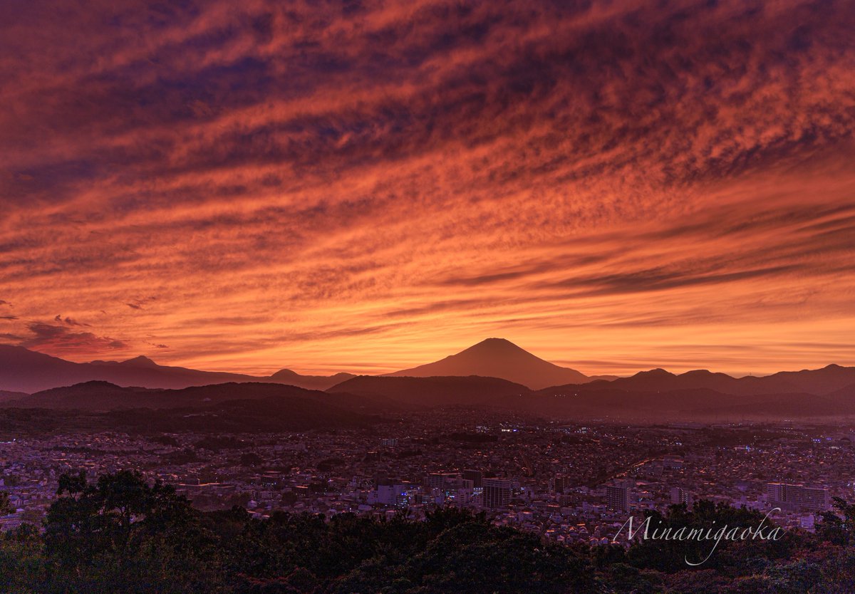 おはようございます。
昨日は夕焼けが良さそうな条件だったので地元の高台で待機しました。
街並みが紅く染まる程の全天爆焼けでした。
やっぱり台風🌀前は油断出来ないですね😍
#富士山
#夕焼け