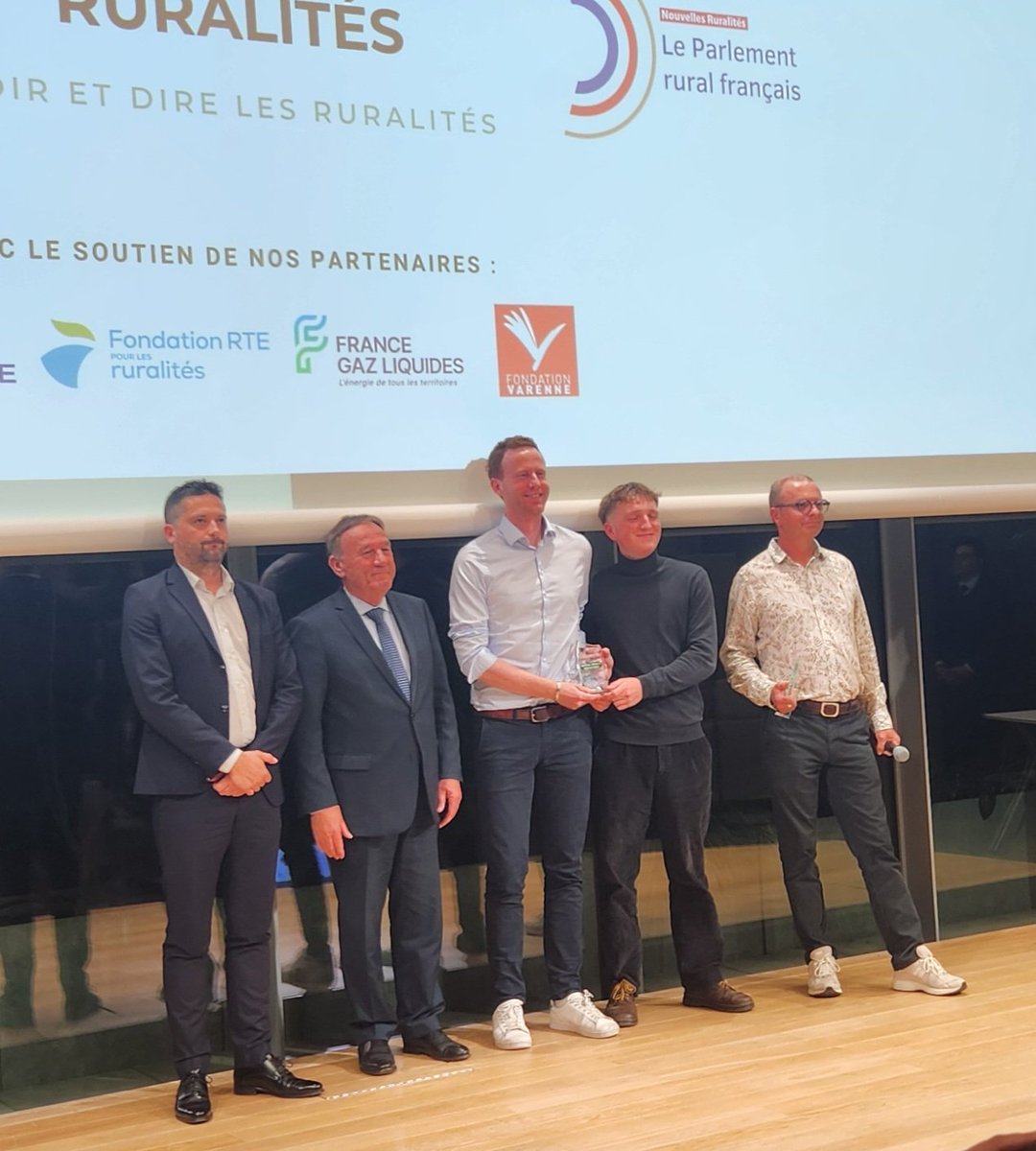 Remise du prix médias et ruralité <a href="/ARuralites/">Parlement rural français</a> au nom du #GrpMondeRural <a href="/FNSEA/">La FNSEA</a> au siège de La Poste. 1er prix 🏆à <a href="/DraganPerovic/">Dragan Pérovic</a> pour son reportage <a href="/lamontagne_fr/">La Montagne</a> 📰 "1 an avec Cathy, une agricultrice 👩‍🌾 d'aujourd'hui"👏👏👏

<a href="/rousseautrocy/">Arnaud Rousseau</a> <a href="/JolyPatrice/">Patrice Joly</a> <a href="/ifocapFormation/">ifocap75</a>