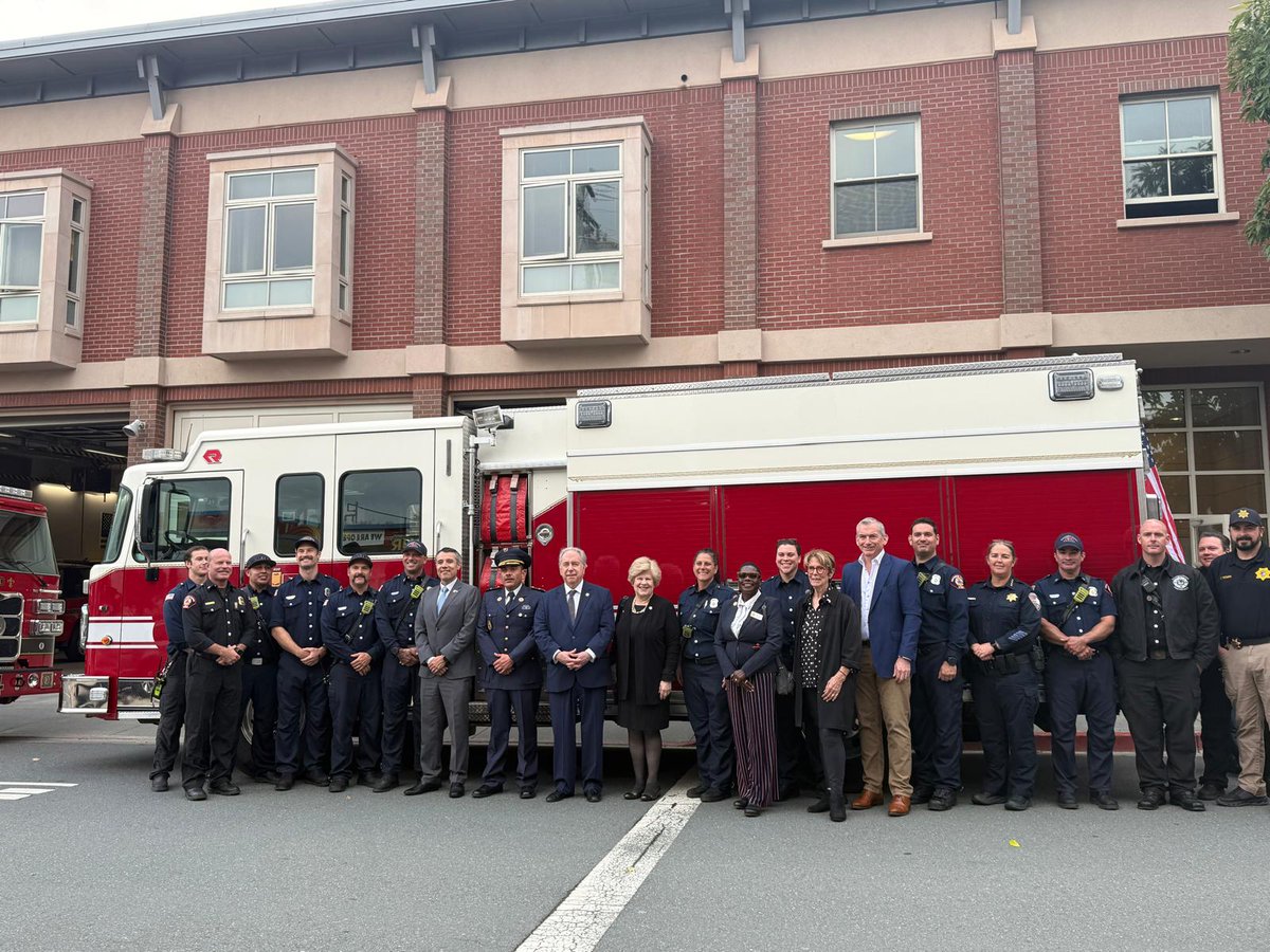 Since 1960, Viña del Mar and Sausalito have ties of collaboration and culture. Today we reaffirm it with the donation from @southernmarinfire to <a href="/bomberosvina/">Bomberos ViñadelMar</a> and @bomberosgomezcarreno of a fire engine. Thanks <a href="/CityofSausalito/">City of Sausalito</a>, @ConsuladoChileSF and Sausalito Sister Committee.