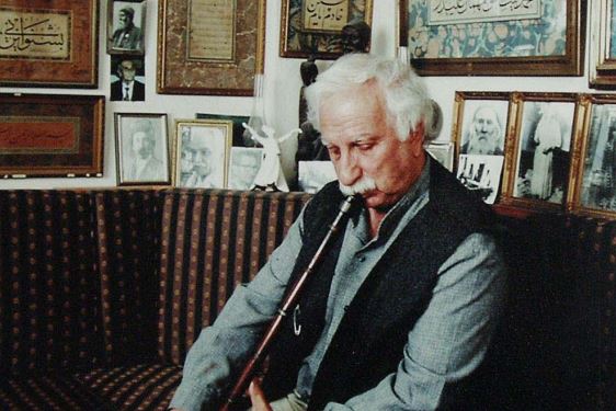 Sûz-u dil ney gibi inler, şimdi sessizliğe büründü…

Bu toprakların yetiştirdiği nadide sanatkârlardan, Klasik Türk Musikisi’nin büyük üstadlarından Niyazi Sayın’ın vefatını üzüntüyle öğrendim.

Bir devrin, bir üslubun, bir inceliğin sembolüydü. Mekânı cennet olsun.