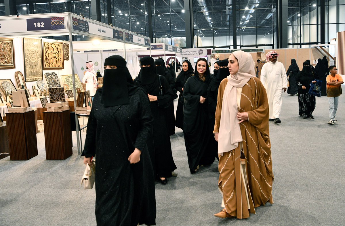 زارت عضوات من مجلس سيدات الأعمال ولجنة المشاغل والمراكز النسائية بغرفة الشرقية معرض الحرف والأعمال اليدوية 2025، الذي تنظمه غرفة الشرقية بمعارض الظهران اكسبو حيث اطلعن على أجنحة المعرض المتنوعة، واستمعن إلى شرح من الحرفيين والحرفيات عن أبرز منتجاتهم التي تعكس التراث السعودي.