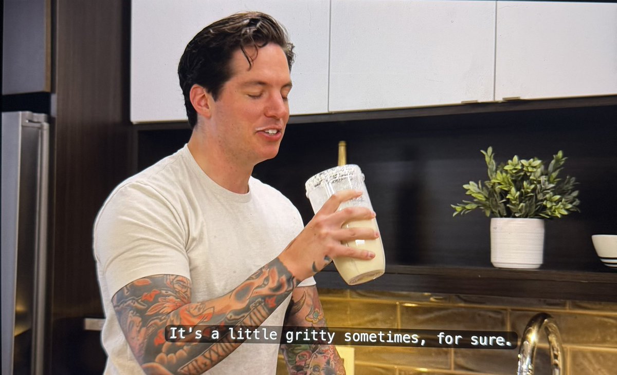 mstunechiiii's tweet photo. Jordan: don’t you hate when people have like weird gross mouth smells

also Jordan: do you wanna try my smoothie it has water, crystal light, and 8oz of chicken that’s been sitting in my fridge
#LoveIsBlindS9 #loveisblind https://t.co/TVyJv5U4Ek