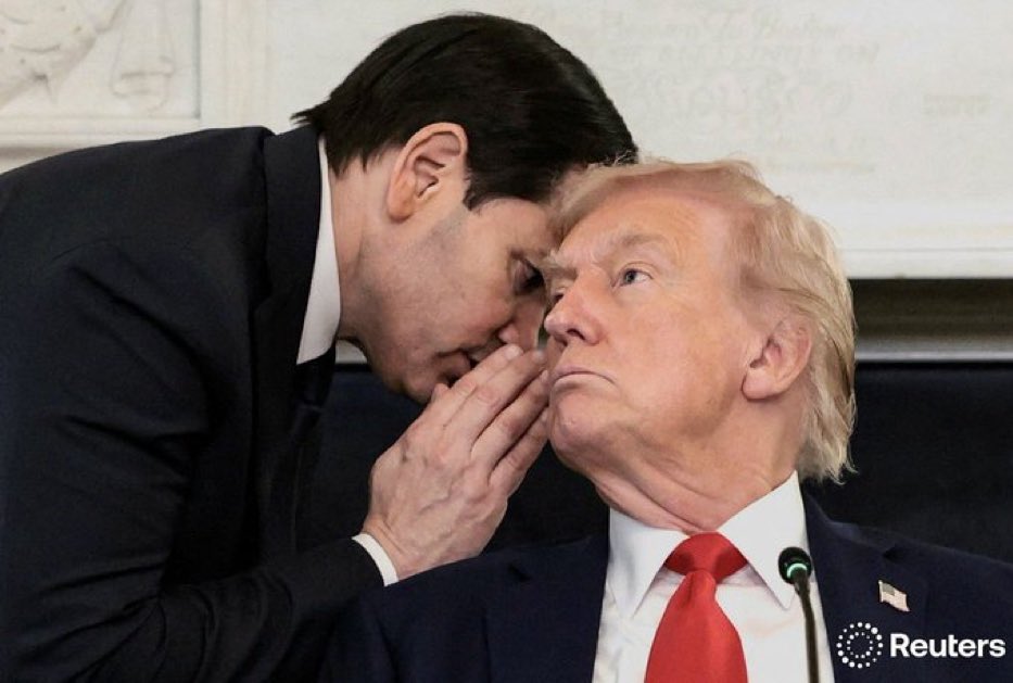 MSAlmalik's tweet image. 🚨🚨🚨 عاجل 

وزير الخارجية الامريكي روبيو يهمس بإذن الرئيس ترامب ويخرجان بسرعة من القاعة.