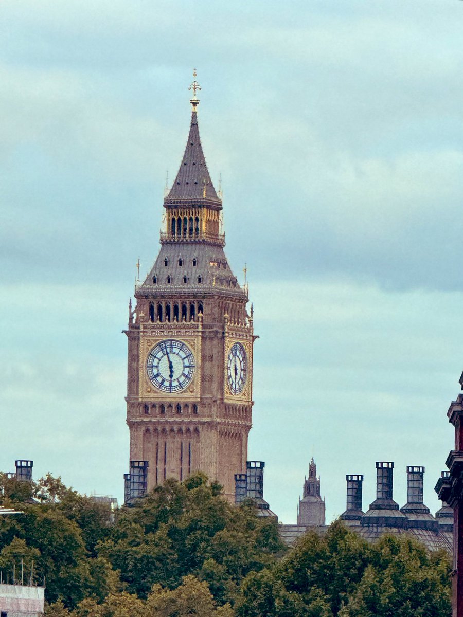 SerrySoha's tweet image. Trafalgar Square and The National Gallery 📷🩵🤍💙 #London