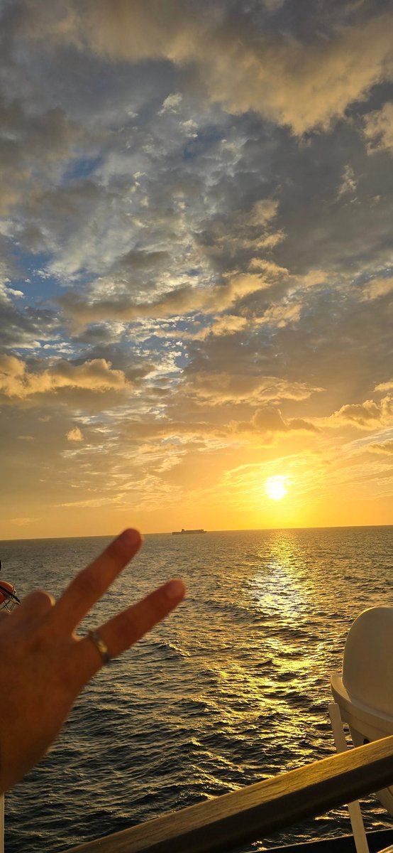 甲板の上で日の出
一面海広がってるし綺麗✨