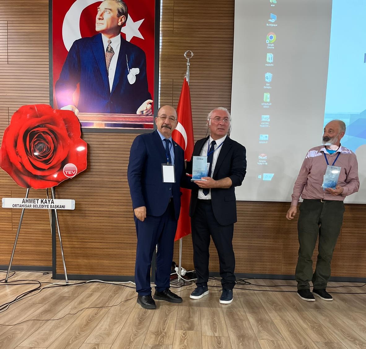 Omer_San's tweet photo. 👉TMMOB Mimarlar Odası Genel Başkanı Zeynep Eres Özdoğan ile YK ve Trabzon Şube Başkanı Serbülent Vural ile Rize Temsilcisi Mustafa Mahmudoğlu'nun da katıldığı panelin son oturumunda,Metalürji Mühendisi Cemalettin Küçük ile Akademisyen Doç.Dr.Oğuz Kurdoğlu da birer sunum yaptı. https://t.co/sv0KRu1Hv4