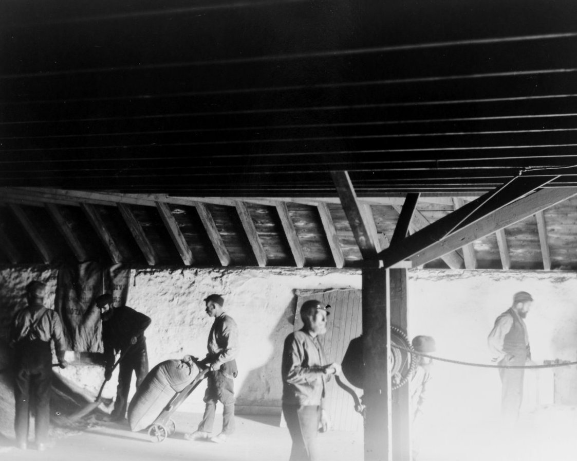 Bagging malted barley at Lochhead distillery, Campbeltown, Argyll, c.1900.
#WhiskyHistory
© Licensed by Scottish Life Archive