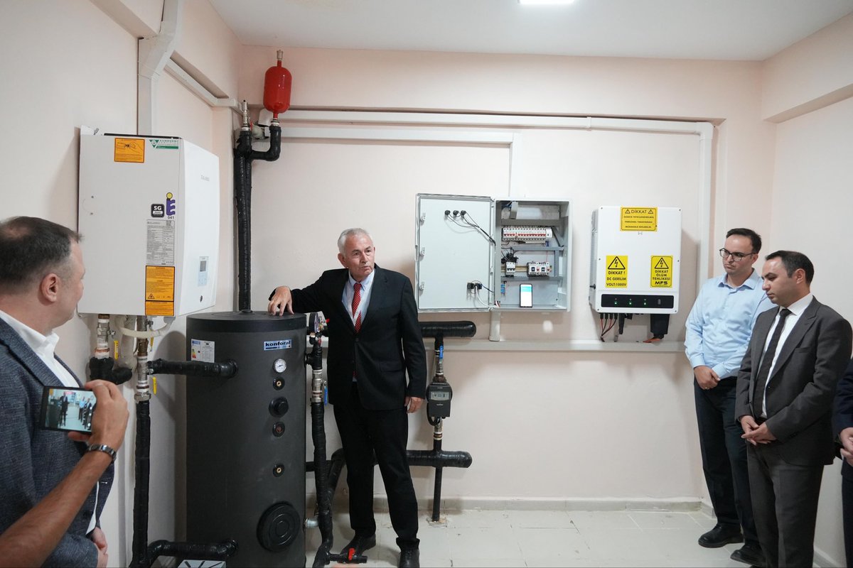 “Okulların Havası Değişiyor” Projesi Cizre’de

Vali Yardımcısı Hasan Hüseyin ALPASLAN, Silopi Kaymakamı Çağlar PARTAL, Alarko Carrier Genel Müdürü Cem AKAN ile il ve ilçe protokolü, Cizre İnci İlkokulu’nda kurulan çevre dostu iklimlendirme sisteminin açılışını gerçekleştirdi.