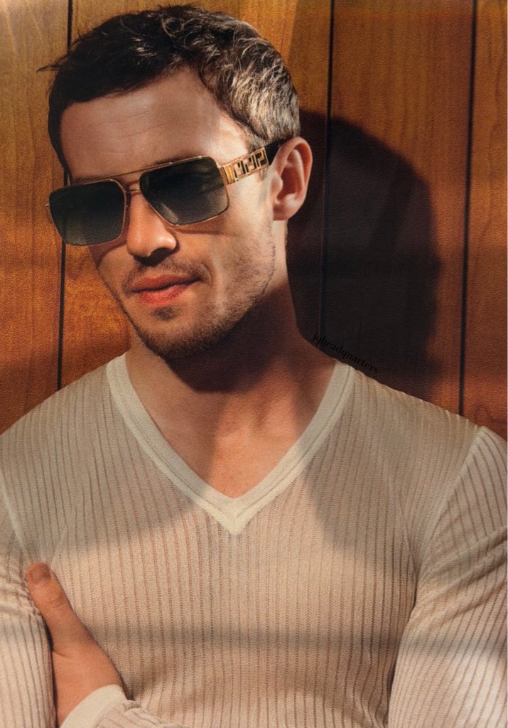 jqheadquarters's tweet photo. 📣 enjoy this little jqhq exclusive of seeing the joseph quinn versace ad in person 🕶️🖤 https://t.co/v39uYALnOl