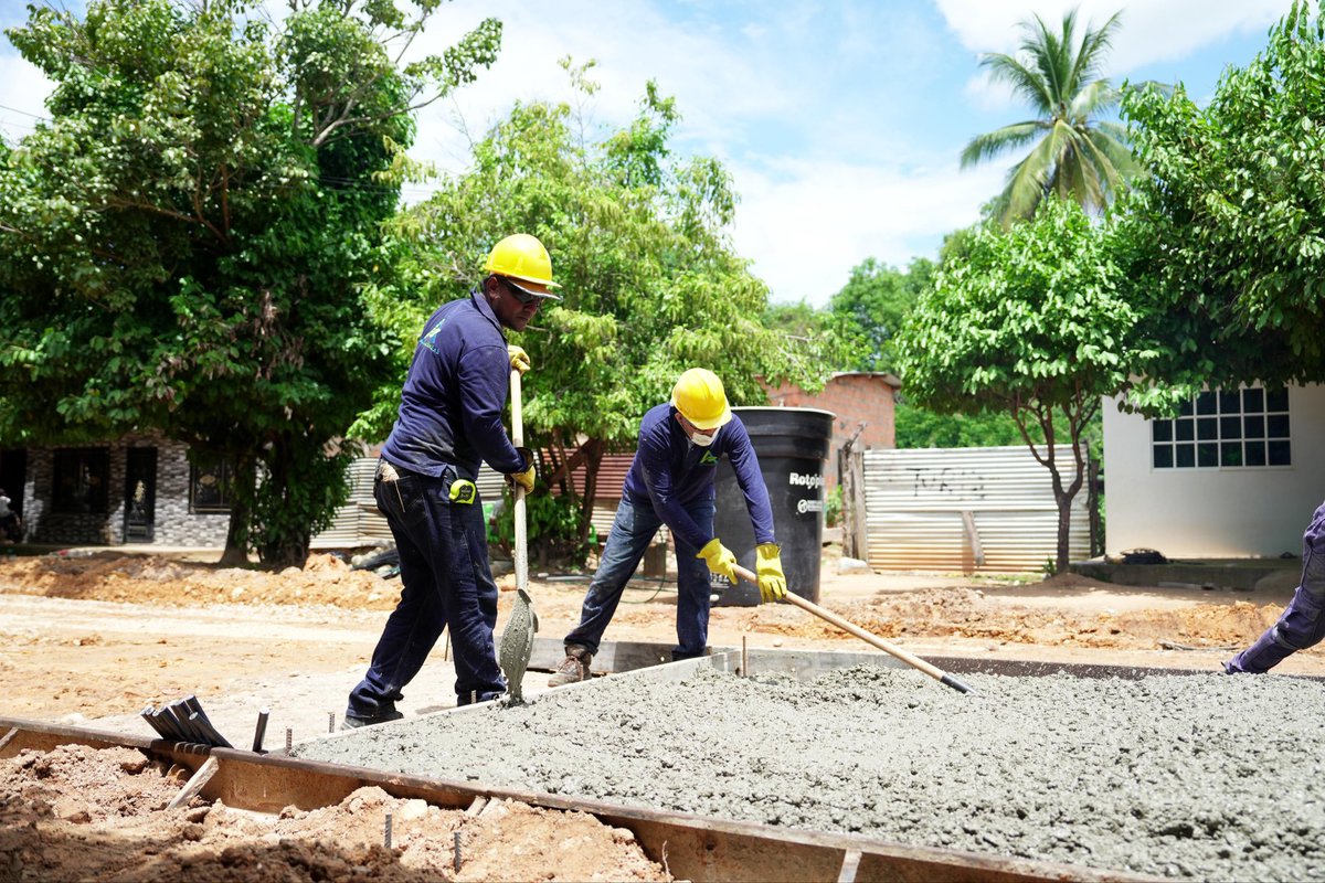 El alcalde Hermes Martínez visitó el corregimiento de San Roque acompañado de los cuatro concejales de esta localidad, para supervisar personalmente el inicio de colado de las lozas de concreto de la obra de pavimentación, un proyecto largamente esperado por sus habitantes.