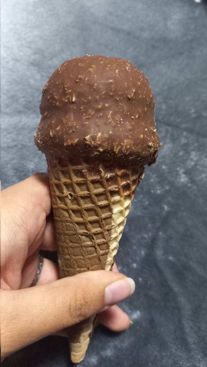 FabiolaArts's tweet photo. Se logró, ni la lluvia me detuvo, por fin tengo mi helado XD https://t.co/lHH9iz6ZTs