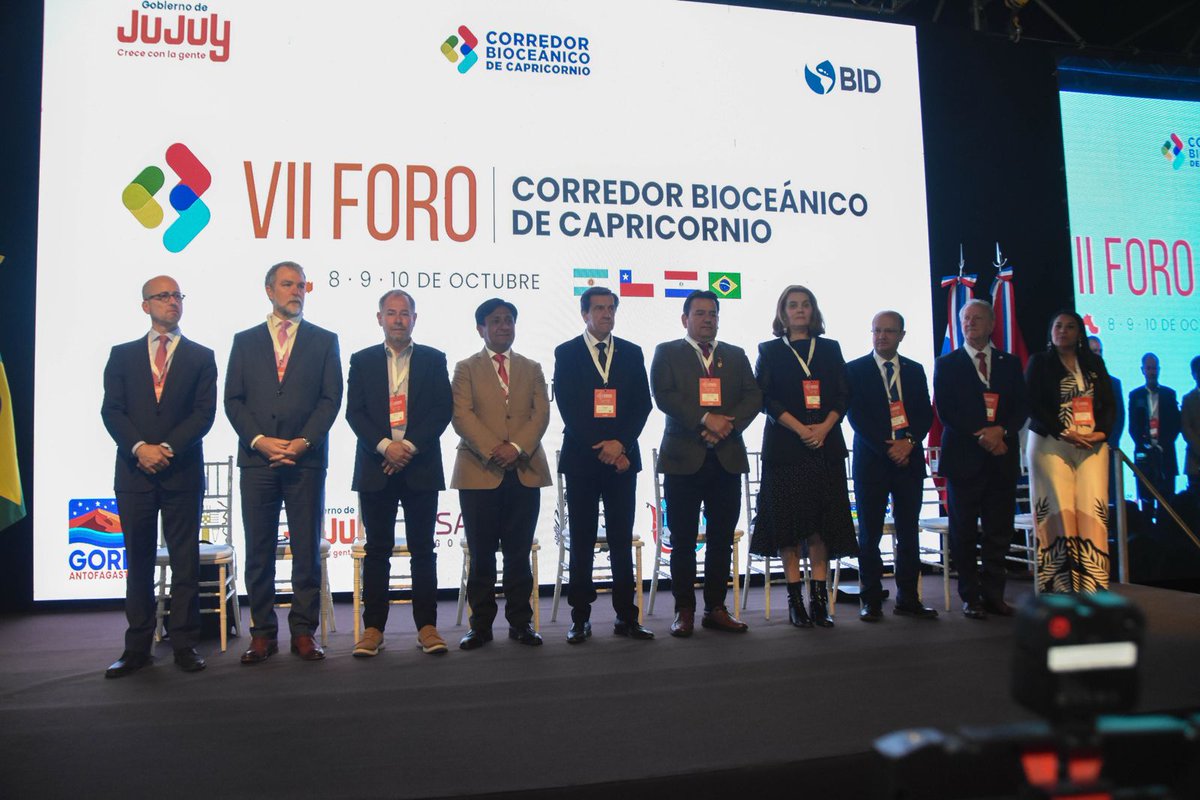 LegisJujuy's tweet photo. 🌎✨ Jujuy, sede del VII Foro de Territorios Subnacionales del Corredor Bioceánico de Capricornio

El gobernador Carlos Sadir junto al vicegobernador Alberto Bernis, encabezó el acto de recepción y saludo del VII Foro de Territorios Subnacionales del Corredor Bioceánico de Capricornio, realizado en el Salón de la Bandera de Casa de Gobierno.

También estuvieron presentes el vicegobernador de Salta Antonio Marocco, embajadores, alcaldes, autoridades internacionales, organismos de financiamiento y empresarios de Argentina, Brasil, Chile y Paraguay.

Entre los representantes internacionales se destacaron: Ricardo Díaz Cortés, Carolina Quinteros Muñoz, Bernardo Zárate Rudas, Diego Paco Mamani, Harold Bergen, José Carlos Barbosa, Helena Concepción Felip Salazar, Morgan Doyle, Renata Vargas Amaral, Santiago Villalba, João Parkinson, Enzo Barra Navas y Hernán Muñoz Pérez.

Posteriormente, en el predio de la Ciudad Cultural, también encabezaron el acto oficial de apertura del VII Foro de Territorios Subnacionales del Corredor Bioceánico de Capricornio, con la participación de delegaciones internacionales, representantes de organismos de financiamiento y referentes del sector privado y académico.

También estuvieron presentes los diputados Fabián Tejerina, Santiago Jubert, Alejandra Elías, Omar Gutiérrez, Mario Fiad, María Uriondo, Angélica Castillo y María del Valle Quiros, entre otros.
⸻

📌 Agenda de trabajo
🔹 Miércoles 8: comisiones técnicas sobre infraestructura, transporte, comercio, turismo y cultura, pueblos originarios, salud, sostenibilidad, municipios y educación.
🔹 Jueves 9: Cumbre de Gobernadores en el Cabildo de Jujuy y Mesa de Mujeres Empresarias en el Salón Pachamama.
🔹 Viernes 10: conferencias abiertas en el Cine Select, ronda de negocios internacional en el Salón Éxodo del Cabildo y cierre con la Sociedad Rural de Jujuy mostrando la producción ganadera del norte argentino.

🤝 El Corredor Bioceánico es una alternativa estratégica que unirá a cuatro países, dinamizando el comercio y la integración regional.

Más info: https://t.co/D6IQJeQP6M

#LegislaturaDeJujuy #CorredorBioceanicoCapricornio
