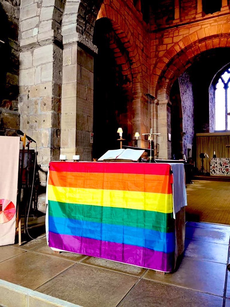 ¿Piensas como yo que deberían estar prohibidas las banderas del lobby LGTBQI en las iglesias? ✋