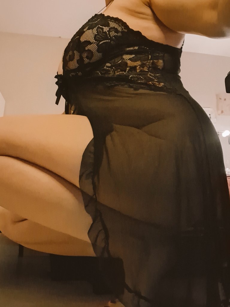 Des courbes, de la douceur et beaucoup de plaisir.
Je n'ai pas besoin de crier. Au contraire, ce que j'aime, c'est chuchoter mes ordres. Ta récompense? Un "good boy" murmuré, ma salive divine, ou mes coups de reins doux et profonds. Ta punition? Mon silence assourdissant 

Tu