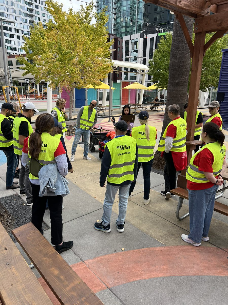 RefuseRefuseSF's tweet image. Back again with the Downtown Volunteer Coalition made up of companies like @Gap @LEVIS @jpmorgan @CrusoeAI @Visa @WellsFargo @CitizensBank and others doing good in San Francisco, including cleaning some messy areas of SOMA.
They just keep on coming and bringing downtown back!