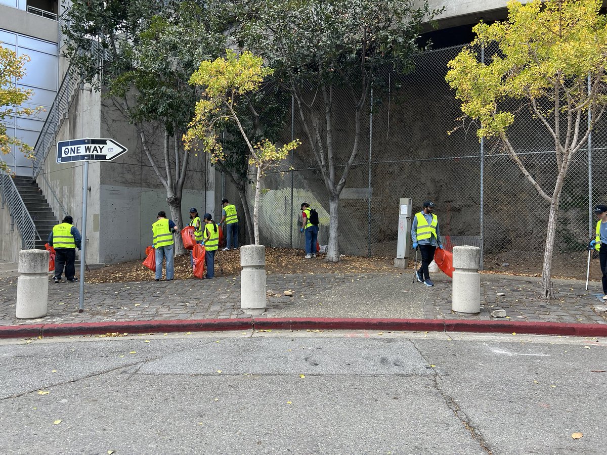 RefuseRefuseSF's tweet image. Back again with the Downtown Volunteer Coalition made up of companies like @Gap @LEVIS @jpmorgan @CrusoeAI @Visa @WellsFargo @CitizensBank and others doing good in San Francisco, including cleaning some messy areas of SOMA.
They just keep on coming and bringing downtown back!