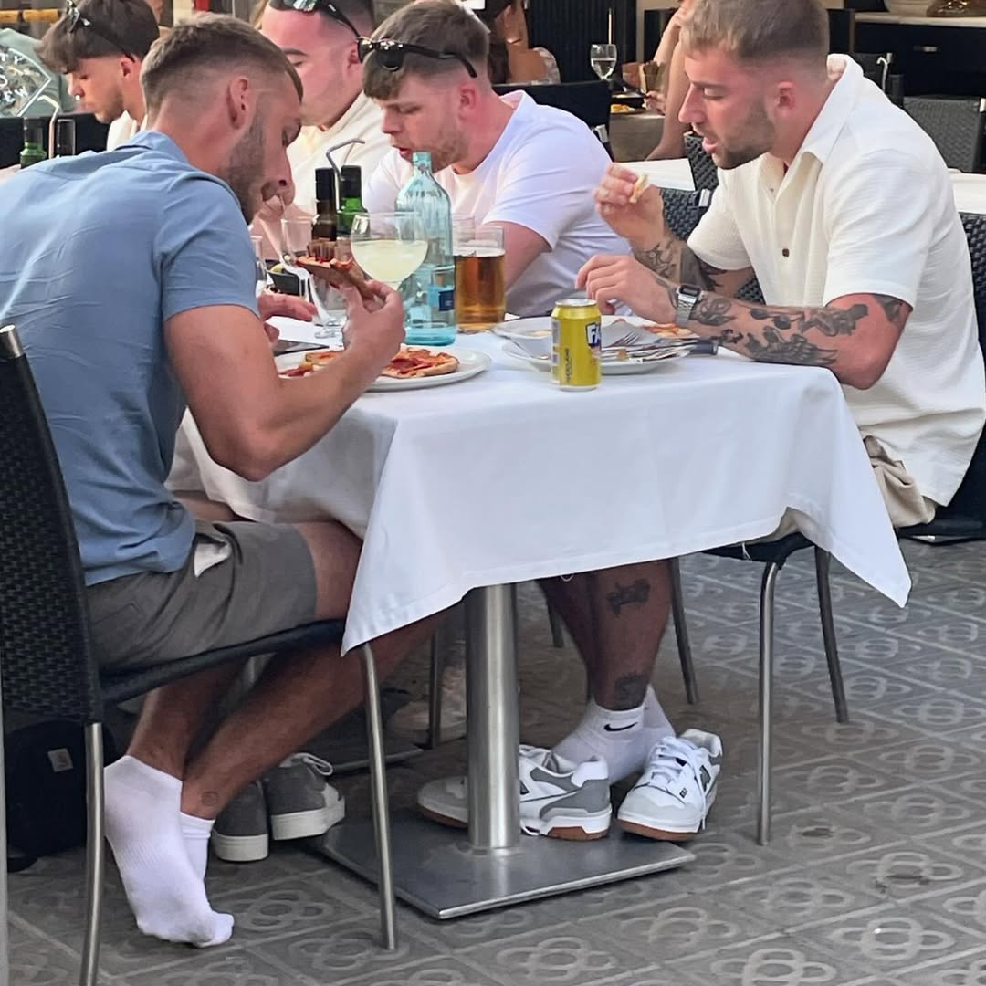 while they eat pizzas under that table the best smells remain