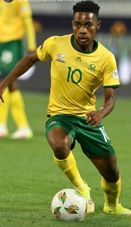 Can we take a moment and talk about Umjita u10 and how he mastered the 10 role🙌🏽, scanning, body positioning, foward passes, staying in between the lines, driving with the ball and engaging defenders, dribbling, shots on target 👌🏽💎.
Bengicela angabuyi e South Africa 🙏🏽