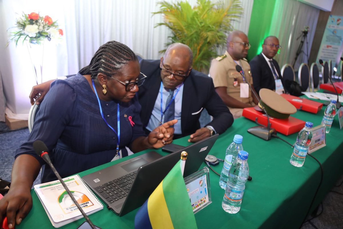 🇨🇮 Abidjan, 8 oct. 2025 – Ouverture de la 15ᵉ Réunion des Points de Contact OMD–AOC sur le renforcement des capacités douanières.
Présidée par le Général KADIO Louis Albert, représentant le DG DA Pierre Alphonse.
La Côte d’Ivoire réaffirme son leadership régional.