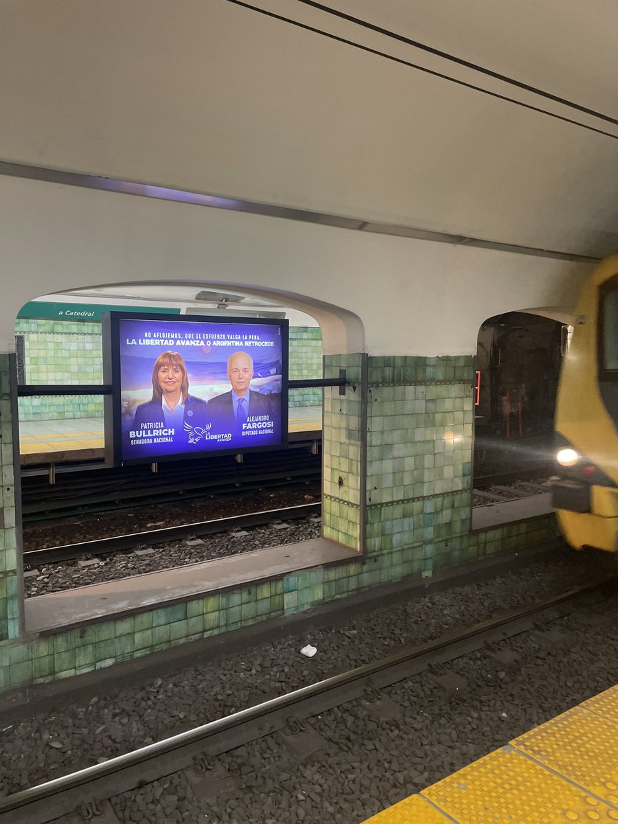 SimeWiochi's tweet photo. La línea D del subte porteño anda diciendo @PatoBullrich Senadora Nacional #Noaflojemos 🇦🇷. https://t.co/XfGnncBQnh