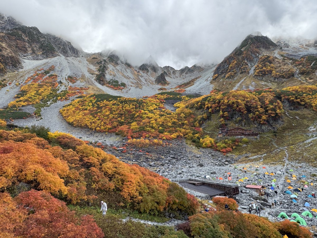 涸沢カールの奇跡の三重美。
10年に一度の紅葉、モルゲンロートに加え、虹も出現！