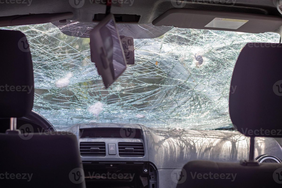 Miguelaifer's tweet photo. No se puede manejar con un parabrisas así… a veces salen a pedir explicaciones cojudas. Pero cuando su esposo se trataba de ñaño con un narcotraficante no eran necesarias explicaciones?? https://t.co/rlYwwlmjMs