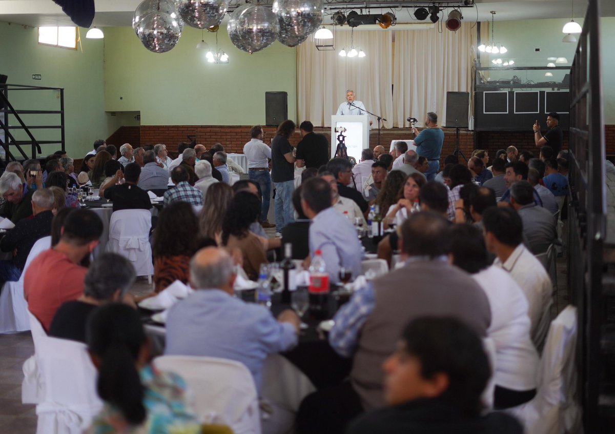 alfredocornejo's tweet photo. Compartimos un almuerzo organizado por los usuarios que serán beneficiados por la obra del Canal Perrone. Valoro el reconocimiento para esta obra que comienza y que, una vez finalizada beneficiará a más de 250 productores y 5.300 hectáreas del Sur mendocino.

Con los fondos del resarcimiento estamos ejecutando 40 kilómetros de canal impermeabilizado y un reservorio de 70 mil metros cúbicos. Es infraestructura que va a mejorar la eficiencia del riego y dar más previsibilidad a los productores de una zona tan importante para la economía provincial. Como siempre sostengo, el agua es un recurso vital y la inversión en obras hídricas sigue siendo una prioridad en nuestra gestión.