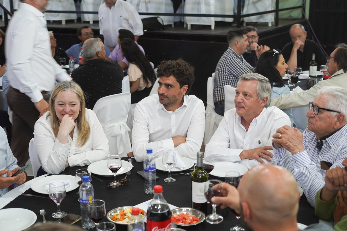 alfredocornejo's tweet photo. Compartimos un almuerzo organizado por los usuarios que serán beneficiados por la obra del Canal Perrone. Valoro el reconocimiento para esta obra que comienza y que, una vez finalizada beneficiará a más de 250 productores y 5.300 hectáreas del Sur mendocino.

Con los fondos del resarcimiento estamos ejecutando 40 kilómetros de canal impermeabilizado y un reservorio de 70 mil metros cúbicos. Es infraestructura que va a mejorar la eficiencia del riego y dar más previsibilidad a los productores de una zona tan importante para la economía provincial. Como siempre sostengo, el agua es un recurso vital y la inversión en obras hídricas sigue siendo una prioridad en nuestra gestión.
