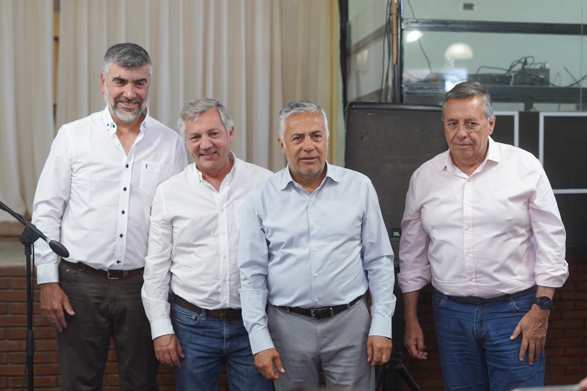 alfredocornejo's tweet photo. Compartimos un almuerzo organizado por los usuarios que serán beneficiados por la obra del Canal Perrone. Valoro el reconocimiento para esta obra que comienza y que, una vez finalizada beneficiará a más de 250 productores y 5.300 hectáreas del Sur mendocino.

Con los fondos del resarcimiento estamos ejecutando 40 kilómetros de canal impermeabilizado y un reservorio de 70 mil metros cúbicos. Es infraestructura que va a mejorar la eficiencia del riego y dar más previsibilidad a los productores de una zona tan importante para la economía provincial. Como siempre sostengo, el agua es un recurso vital y la inversión en obras hídricas sigue siendo una prioridad en nuestra gestión.