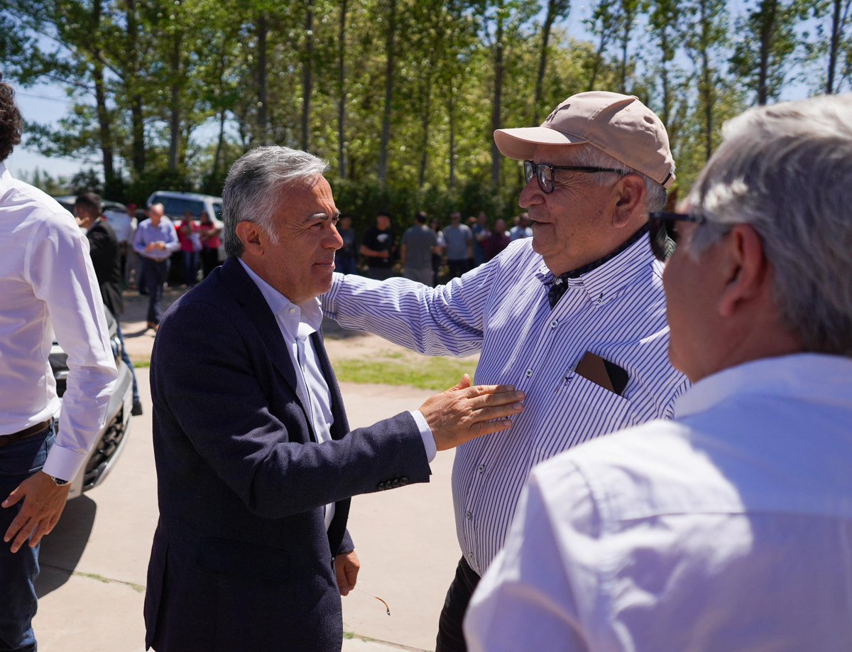 alfredocornejo's tweet photo. Compartimos un almuerzo organizado por los usuarios que serán beneficiados por la obra del Canal Perrone. Valoro el reconocimiento para esta obra que comienza y que, una vez finalizada beneficiará a más de 250 productores y 5.300 hectáreas del Sur mendocino.

Con los fondos del resarcimiento estamos ejecutando 40 kilómetros de canal impermeabilizado y un reservorio de 70 mil metros cúbicos. Es infraestructura que va a mejorar la eficiencia del riego y dar más previsibilidad a los productores de una zona tan importante para la economía provincial. Como siempre sostengo, el agua es un recurso vital y la inversión en obras hídricas sigue siendo una prioridad en nuestra gestión.