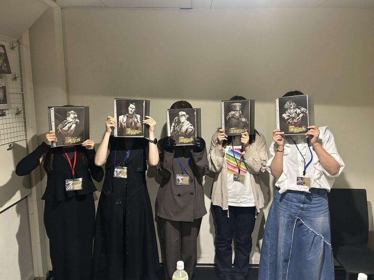 9/27 マダミス『廻る弾丸輪舞曲』

アンバーでした！
まずビジュが優勝っていうので気になっていましたが、マダミスキネマ面白〜〜〜！
皆様ありがとうございました！
載せれないけどGMさまに銃を突きつけて撮らせてもらった写真の自分めちゃくちゃ笑顔で面白かったです