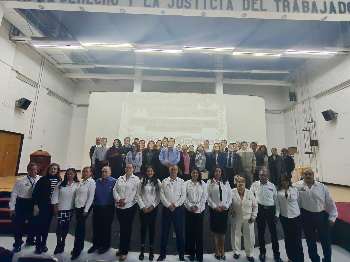 Hacer las cosas con amor y gratitud de servicio; esto ha permitido que hoy podamos compartir con l@s compañer@s de la Sección 33, SuperISSSTE y reconocer el esfuerzo, entrega y dedicación por su trayectoria en el Instituto.
¡Felicidades a todos! 
 #UnidosSomosMasFuertes