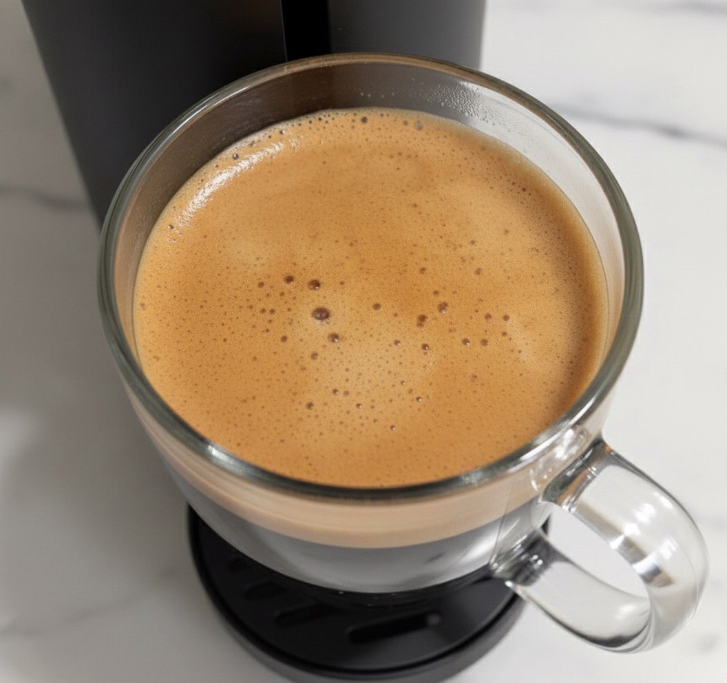 ____N_u_t_s____'s tweet image. 今朝もネスプレッソ☕️
Vertuoでカフェ ベロナ®〜っ
ナッツの香りとココアの余韻で、
「もう一戦いけそう」な気持ちに💮
まだ仕事していないのに、すでに2杯目抽出中。笑
おはようございますうううう!